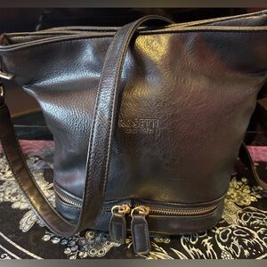 VINTAGE ROSETTI NEW YORK LEATHER BUCKET BAG. Has zip bottom coin pouch. EUC